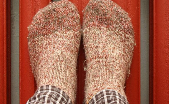 Παγωμένα πόδια: Πού οφείλεται, πώς να το αντιμετωπίσετε!