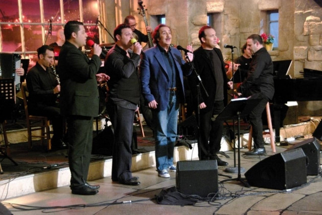 Με ελαφρό τραγούδι «Στην υγειά μας ρε παιδιά»