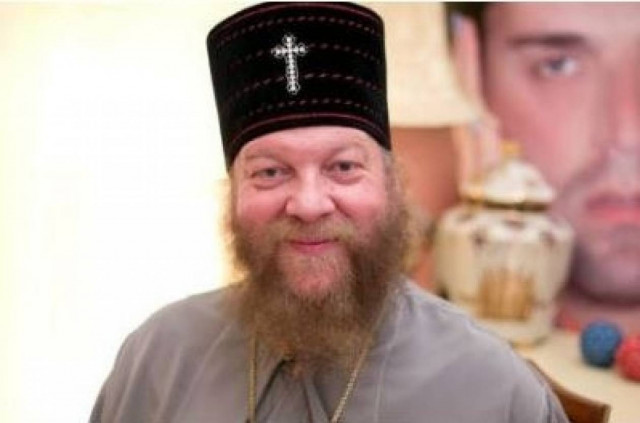 ΝΤΡΟΠΗ: Ο «πατήρ» Ποιμένας πρωταγωνιστεί στο ροζ βίντεο με τα ράσα!