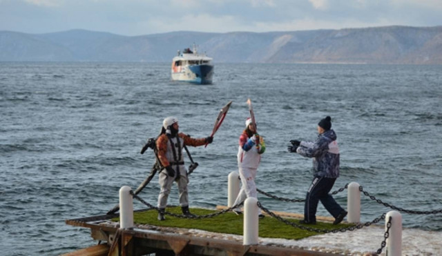 Η Ολυμπιακή Φλόγα στο βυθό της βαθύτερης λίμνης