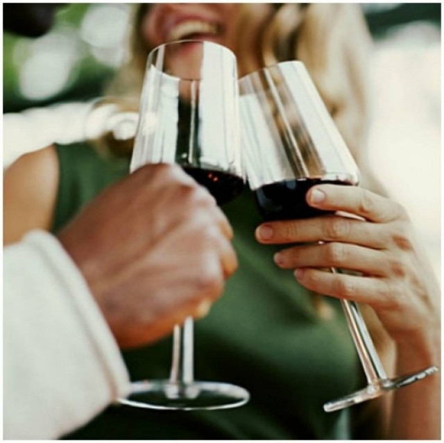 Τα ζευγάρια που πίνουν αλκοόλ μαζί, μένουν και μαζί;