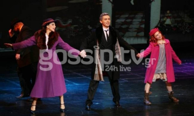 Ο γκριζομάλλης Χατζηγιάννης καταχειροκροτήθηκε στο θεατρικό ντεμπούτο