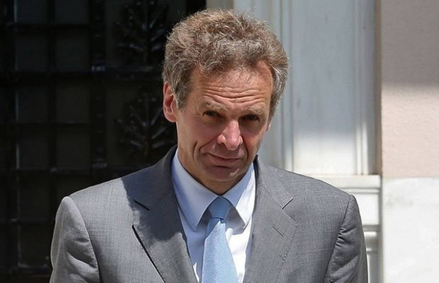 Ειρωνεύεται το λαό ο Τόμσεν