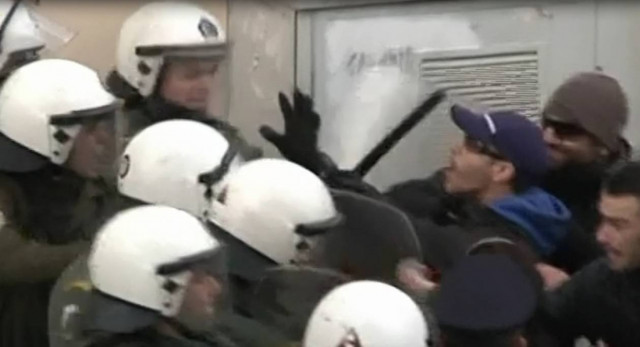 Ένταση μεταξύ αντιεξουσιαστών και ΜΑΤ στον Άρειο Πάγο (vid)