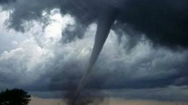 Πύργος: Ανεμοστρόβιλος σάρωσε χωριό (vid)