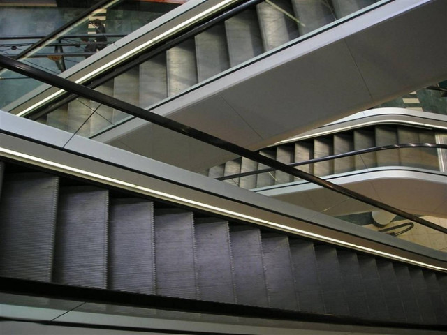 Ποτέ μην κάνεις αστεία σε κυλιόμενη σκάλα... (βίντεο)