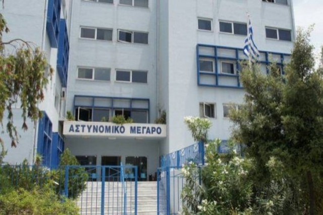 Χειροπέδες σε άνεργη μητέρα για παράβαση του Κ.Ο.Κ
