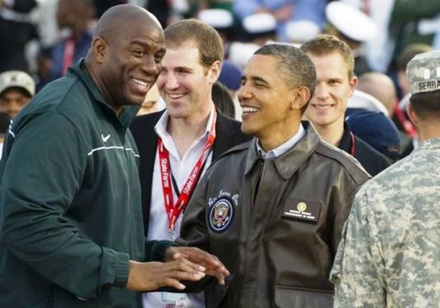 Αυξάνει τα προεκλογικά κεφάλαια ο Ομπάμα με «βοηθό» τον Μάτζικ Τζόνσον