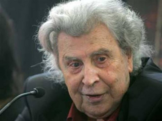 Ο Μίκης Θεοδωράκης στο Δημοτικό Θέατρο Πειραιά