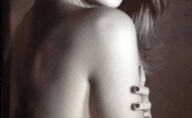 Ποια κόρη πρώην υφυπουργού φωτογραφήθηκε γυμνή;