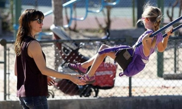 Η Τζένιφερ Γκάρνερ βόλτα με τα παιδιά της