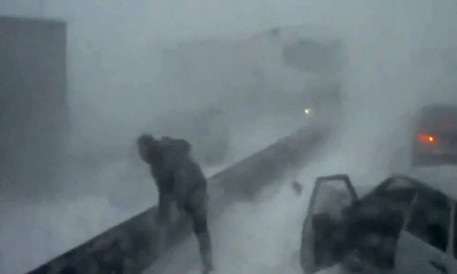 Γίνεται χαμός στο δρόμο αλλά πάει την νταλίκα με... 100! (βίντεο)