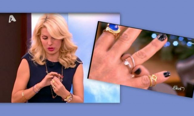 H Ελένη Μενεγάκη δοκιμάζει μονόπετρα και βέρες