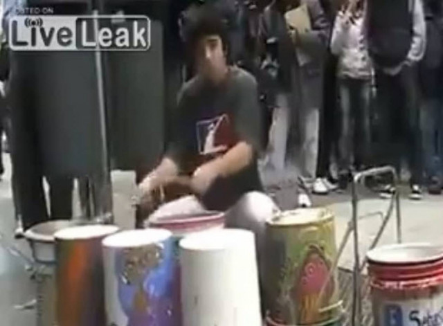 Απίστευτος! Πλανόδιος μουσικός αναπαράγει ρυθμό... techno! (βίντεο)