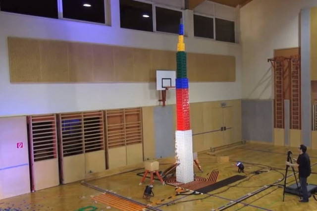 Ρεκόρ Γκίνες για το ψηλότερο ντόμινο που έχει κατασκευαστεί ποτέ (vid)