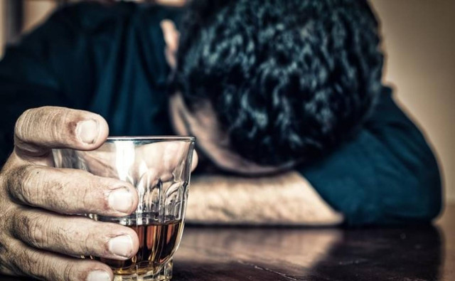 Το αλκοόλ διαλύει γάμους μόνο αν πίνει ο ένας