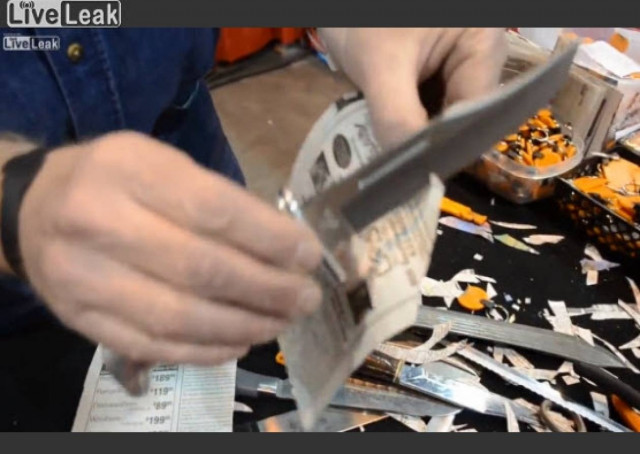 Το πιο κοφτερό μαχαίρι που έχετε δει! (βίντεο)