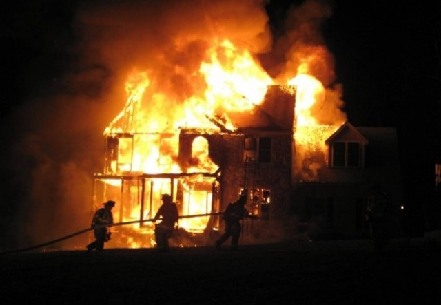 Φθιώτιδα: Λαμπάδιασε διώροφη ξύλινη κατοικία στην Παύλιανη