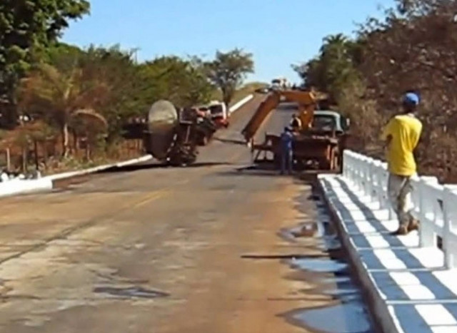 Fail βίντεο: Βυτιοφόρο και γερανός... άτυχος συνδυασμός...