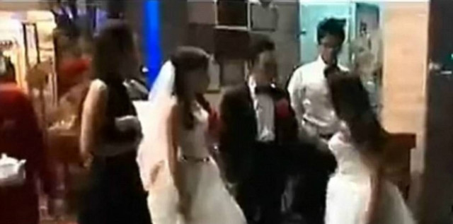 Απίστευτο περιστατικό σε γάμο: Εισέβαλε η... ερωμένη με νυφικό! (vid)