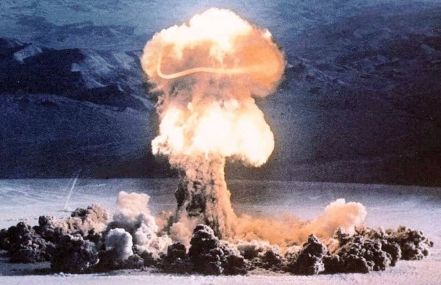 Πόσες πυρηνικές βόμβες χρειάζονται για να σταματήσει η τροχιά της Γης;