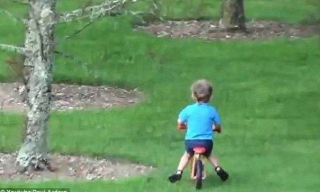 Γελάει την ώρα που το παιδί του πέφτει με το ποδήλατο