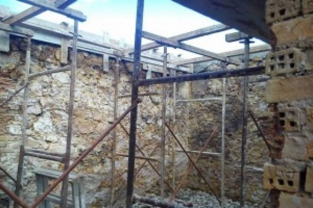 Υπάρχουν άνθρωποι: Άνεργοι φτιάχνουν το σπίτι άνεργης πυρόπληκτης