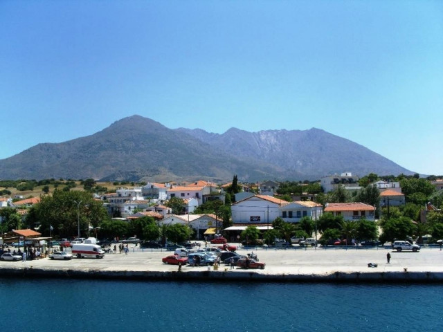 Μεταφορά σωτηρίας για δύο ηλικιωμένους από τη Σαμοθράκη