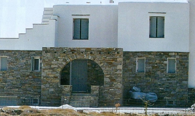 «Άνοιξαν» το σπίτι του Νταλάρα στην Σύρο