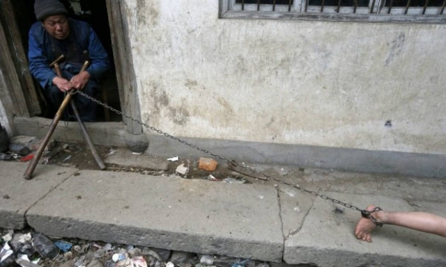 Συγκλονιστικό: 11χρονος ζει αλυσοδεμένος (pics)