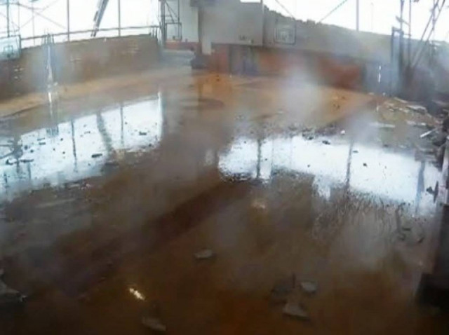 Δείτε πως ένας ανεμοστρόβιλος καταστρέφει ένα κλειστό γυμναστήριο!