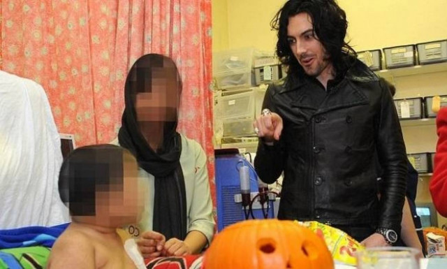 Ο τραγουδιστής που θα βίαζε το μωρό, ήταν σε φιλανθρωπικό σωματίο