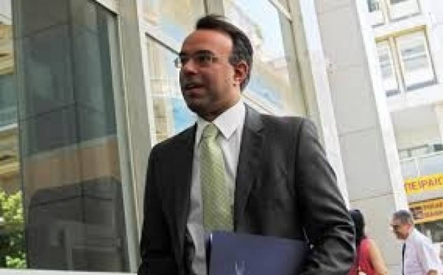 Ο Σταϊκούρας κέρασε κοκορέτσι τον Τσίπρα