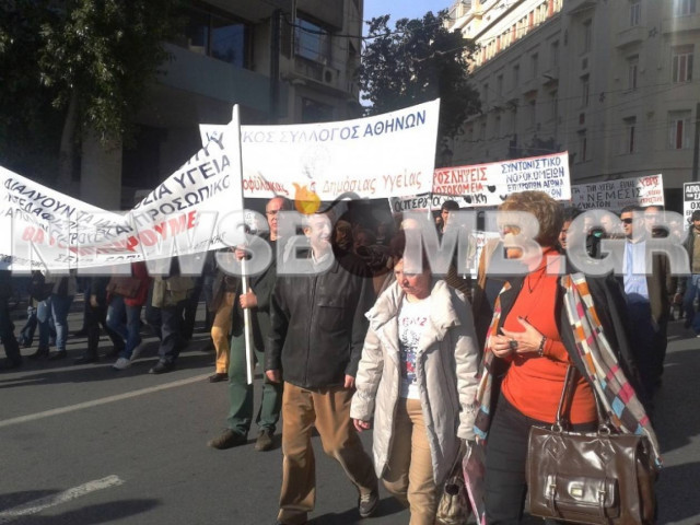 Έξω από τη Βουλή οι εργαζόμενοι στο χώρο της Υγείας (pics+vid)