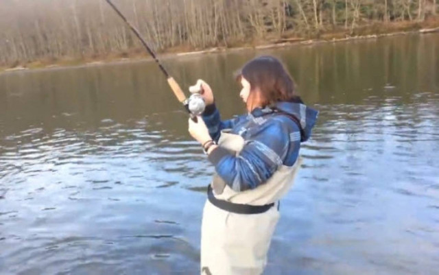 Φόβος και χαρά... Αυτά παθαίνεις όταν πιάνεις ψάρι! (βίντεο)
