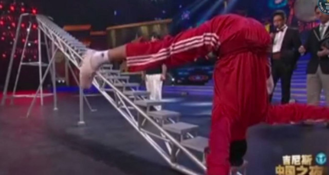 Απίστευτο βίντεο: Ανεβαίνει 34 σκαλιά με το κεφάλι