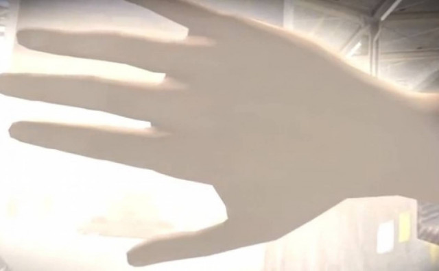 Κόβει την ανάσα: Πήδηξε στις γραμμές του μετρό