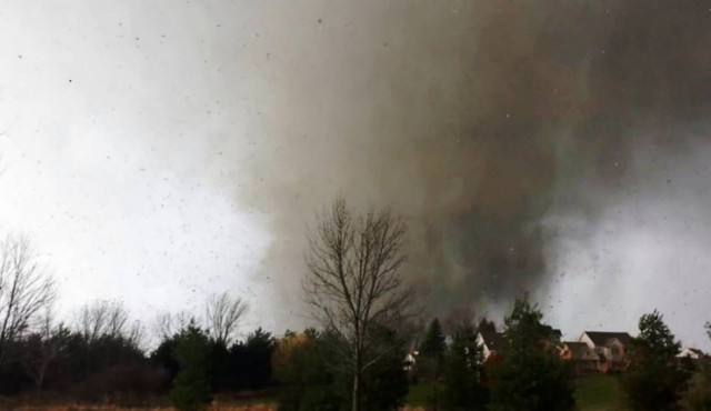 Δραματικό βίντεο: Ανεμοστρόβιλος στο Ιλινόις καταστρέφει ένα σπίτι...