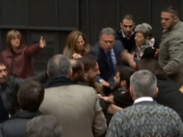 Ξύλο και βρισιές στο Περιφερειακό Συμβούλιο εναντίον του Γ. Σγουρού