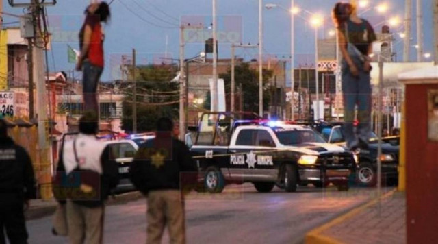 Σοκαριστικές εικόνες: Έμποροι ναρκωτικών κρέμασαν ανήλικες σε γέφυρα