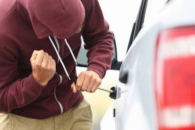 Τον έπιασαν μέσα στη νύχτα να κλέβει αυτοκίνητο