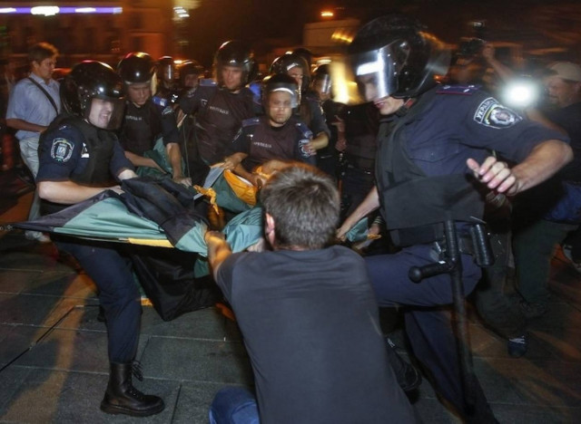 Καταδικάζει η Ε.Ε. τις αστυνομικές βιαιότητες στην Ουκράνια