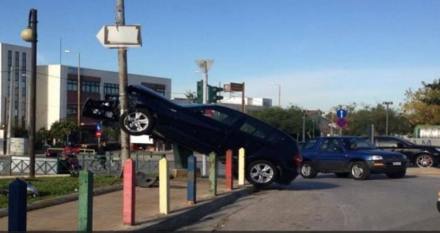 ΑΠΙΣΤΕΥΤΗ ΦΩΤΟ: Τράκαρε και έμεινε στον... αέρα!