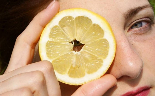 Ομορφιά: Δοκιμάστε νερό με λεμόνι για τέλειο δέρμα!