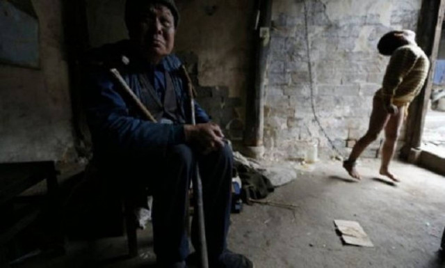 Πατέρας έχει αλυσοδεμένο το 11χρονο παιδί του