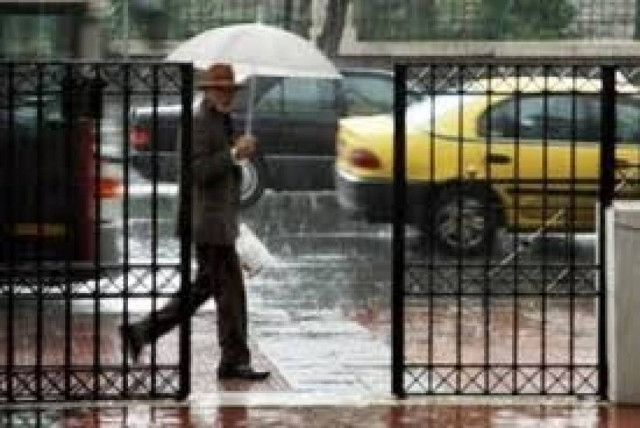 Βροχές, ισχυροί άνεμοι και χιόνια στα ορεινά