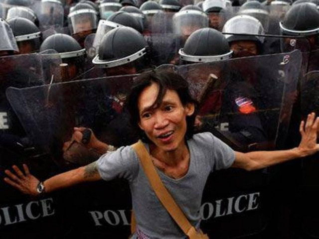 Δύο νεκροί και 45 τραυματίες στις διαδηλώσεις στην Ταϊλάνδη