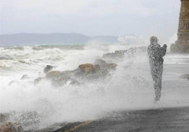 Στο έλεος των ανέμων τα Χανιά