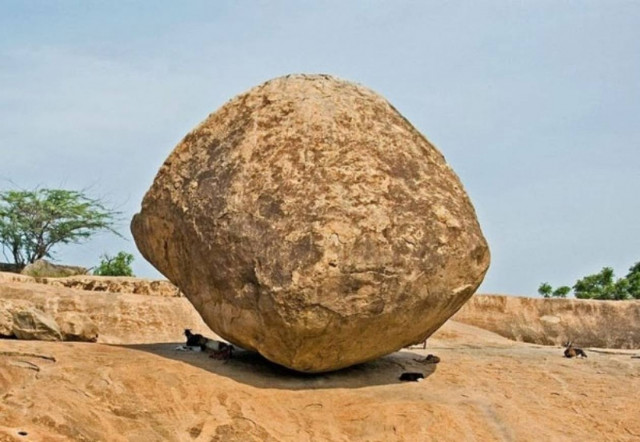 Τεράστιος βράχος ισορροπεί στο έδαφος! (pics)