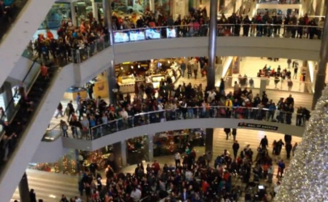 Πέταγε δολάρια σε εμπορικό κέντρο της Μινεσότα! (βίντεο)